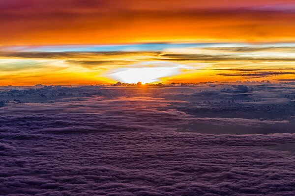 Nuvole gialle e rosse dal tramonto