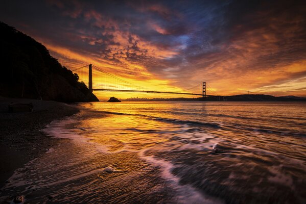 Lueur du soir sur le Détroit de San Francisco