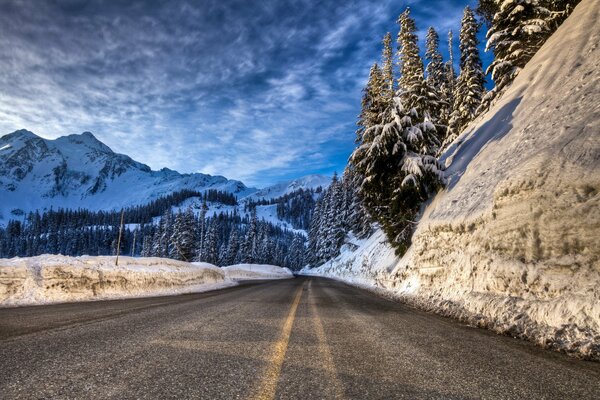 Bella strada invernale in montagna