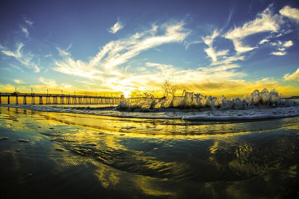 The dance of the Pacific Ocean waves at the San Diego Bridge