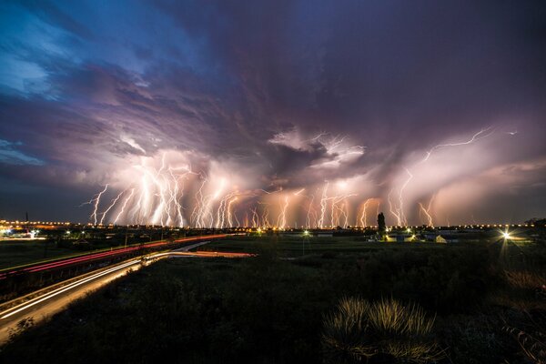 Prise de vue d un ciel d orage nocturne en vitesse d obturation