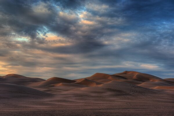 Dune di sabbia in nuvole nuvolose