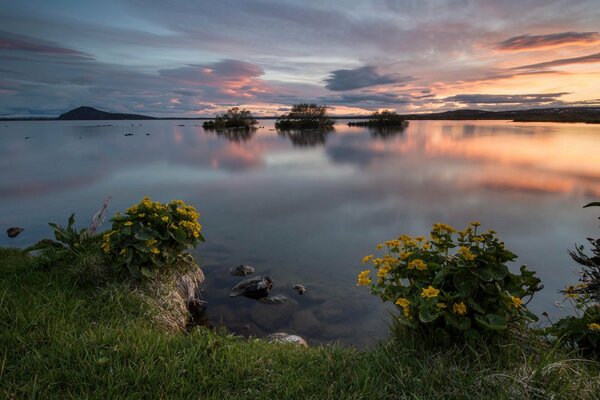 In der Landschaft kann man die Feinheiten der Natur sehen Dieser Sonnenuntergang, die Küste, ist unwiderstehlich