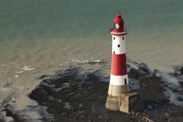 Tête solitaire Beachy phare sur la mer