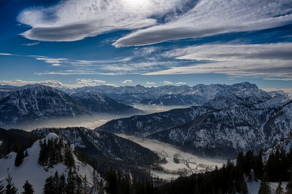 Valle invernale lontana in montagna