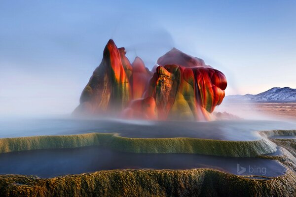 Vue futuriste de geyser sur fond de ciel