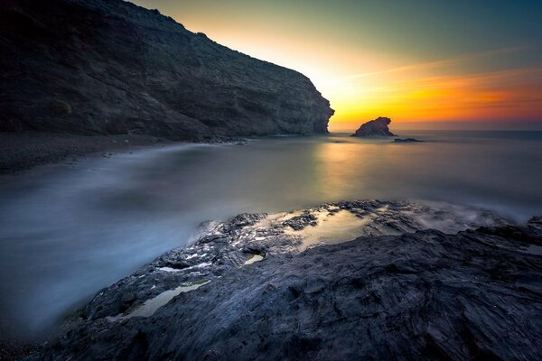 Coucher de soleil sur la mer et les rochers