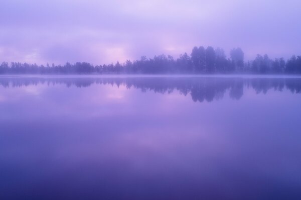 Tout est parfait ici, lac, forêt, nuages