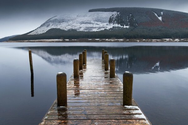 Die Brücke, die am See steht, macht die Landschaft schön