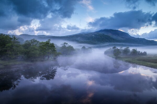 Inglaterra río glaslin montañas colinas niebla mañana