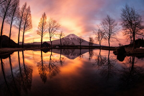 Reflejo del cielo en el río y las montañas