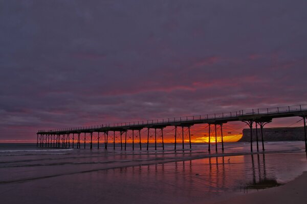 Puesta de sol roja brillante contra el mar