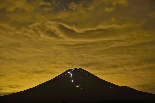 Mont Fujiyama dans la nuit