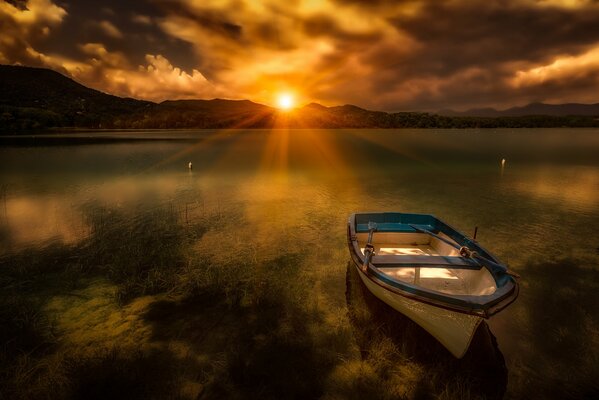 Bateau sur le lac pendant le coucher du soleil