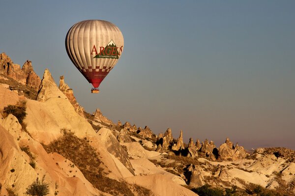 Flug in einem Heißluftballon vor dem Hintergrund der ungewöhnlichen Landschaft von Kappadokien