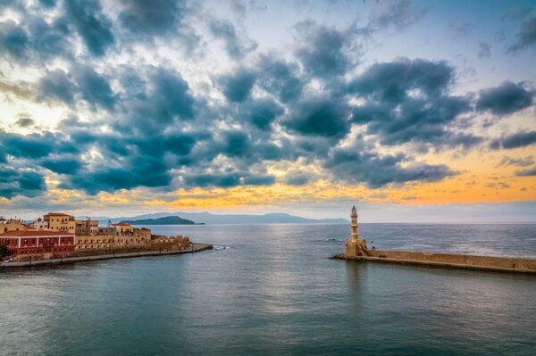 Coucher de soleil sur la côte de la mer en Grèce