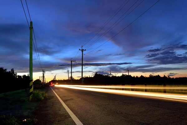 Camino de la noche a la luz de la pista