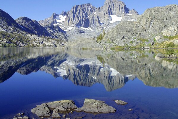 Schneebedeckte Berge spiegeln sich im See wider