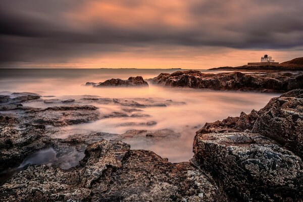 Coucher de soleil sur les falaises du bord de mer