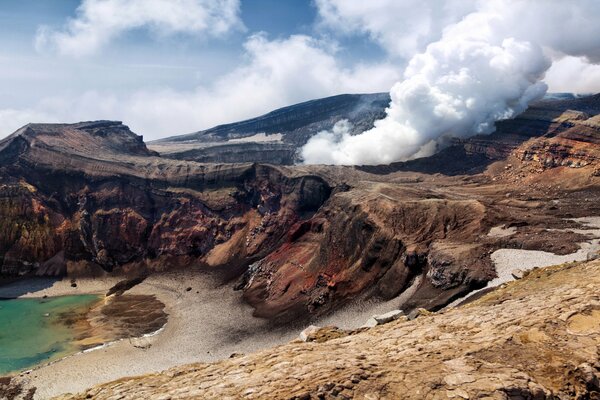 Montagne pierres volcan fumée Kamchatka