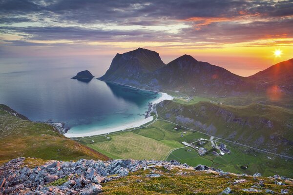 Bahía de mar en las montañas de Noruega