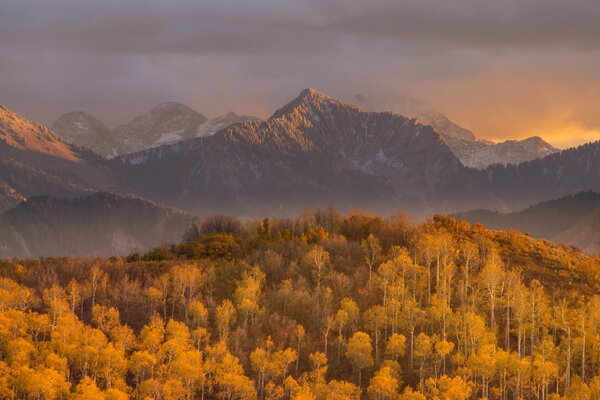 Berglandschaft bei Sonnenuntergang des Tages