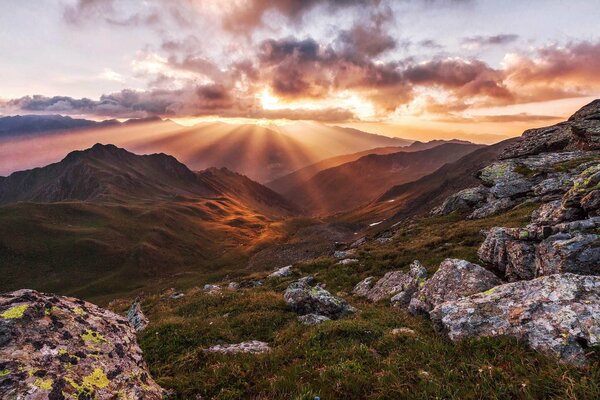 Coucher de soleil parmi les montagnes et les vallées est une beauté fantastique