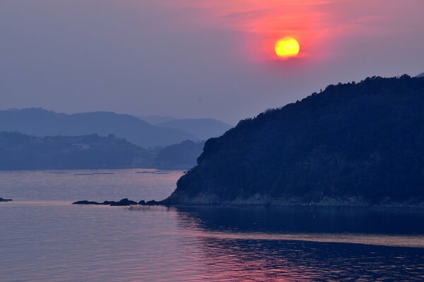 Mare e montagne del Giappone al tramonto