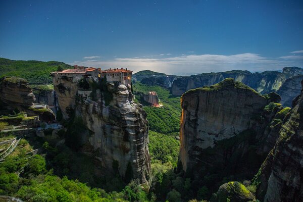 Grecia. Monasterio en la roca, alrededor de la belleza Celestial en vuelo