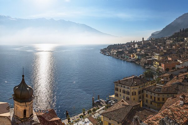 Bellissimo paesaggio sul lago con edifici