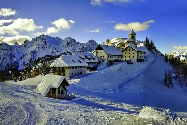 Iglesia en la montaña, árboles en la nieve