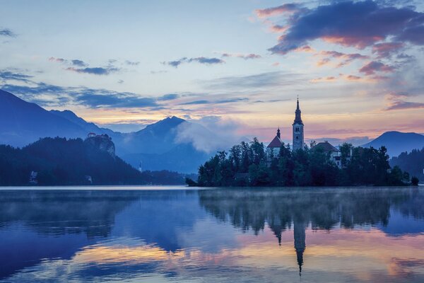 Blick auf die Marienkirche vom See aus