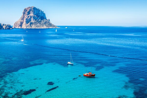 Mare. Vista lussuosa di rocce, yacht e Skyline