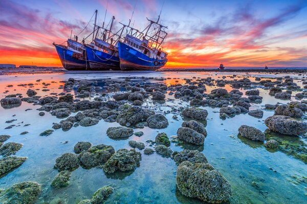 Dawn Küste Schiff im Ozean