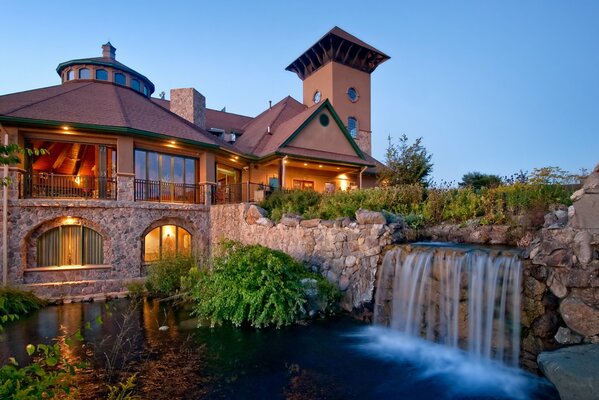 Villa mit künstlichem Wasserfall und Teich