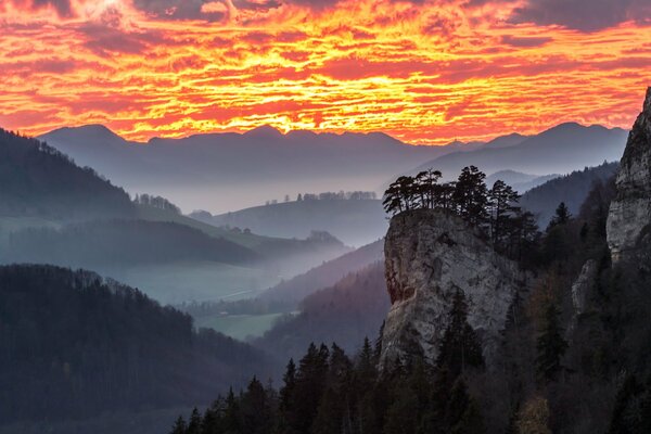 Hakat rosso con montagne nella nebbia