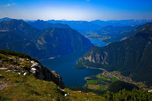 Die Schönheit eines Bergsees in Italien