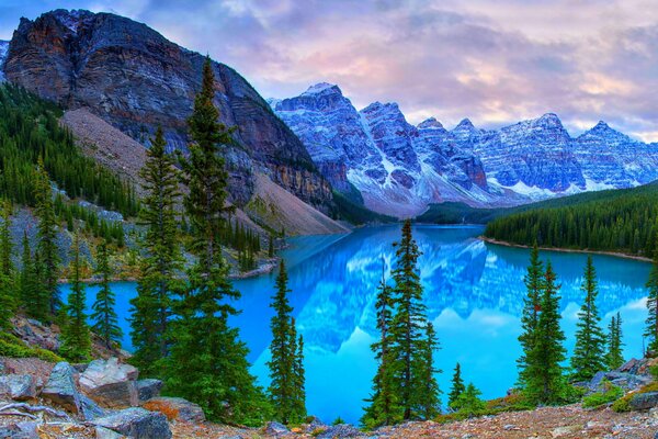 Lago en el parque nacional Banff, Canadá