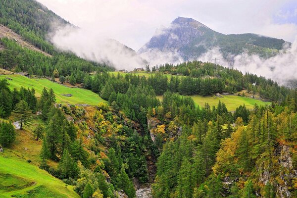 Paisaje de montaña. Nubes, humo