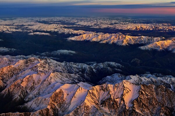 Schneebedeckte Berggipfel bei Sonnenuntergang