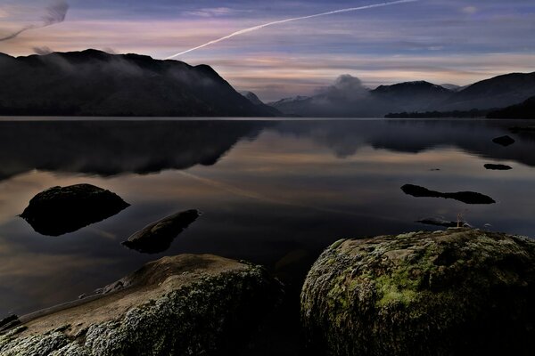 Steine und Berge am See Alswater