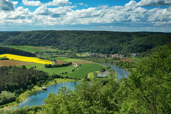 Panorama des forêts des rivières et des champs