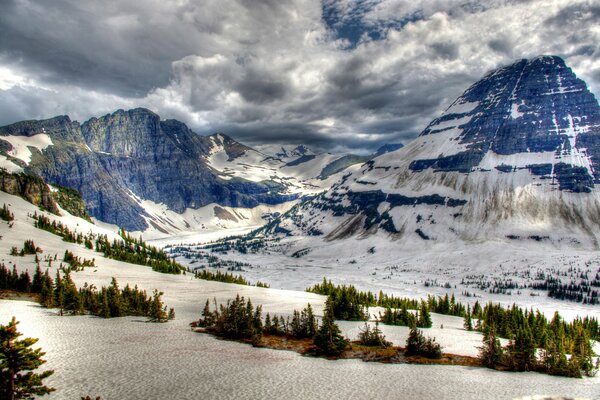 Montañas nevadas de invierno en Canadá