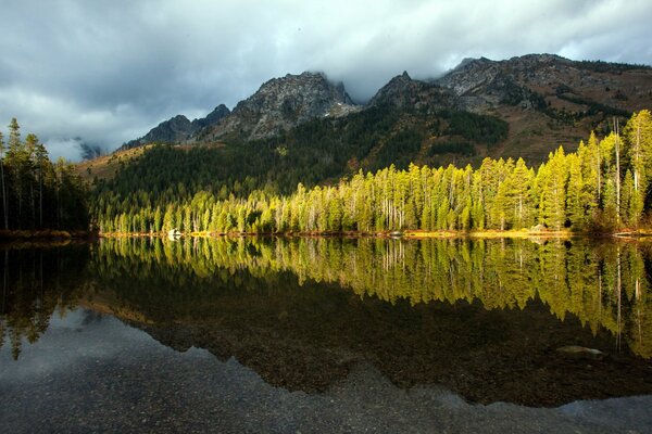 Berglandschaft mit Reflexion im See