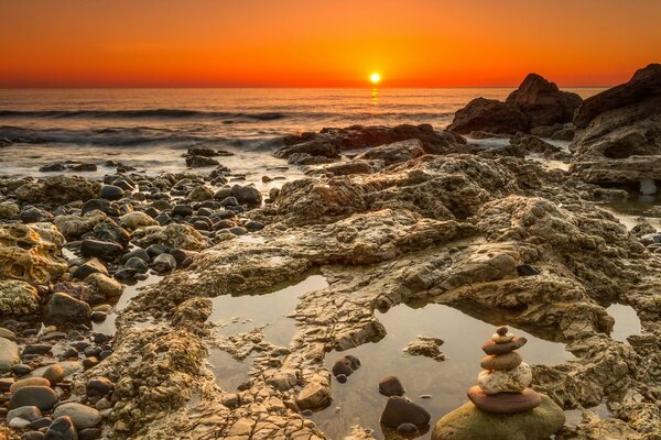 Vagues de soleil et de pierres dans la mer