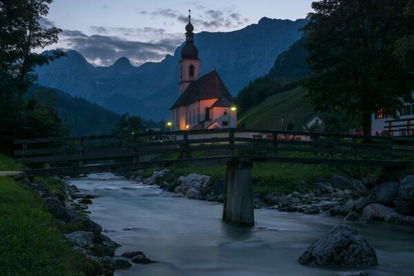 Brücke über den Fluss neben der Kirche St. Sebastian in Deutschland