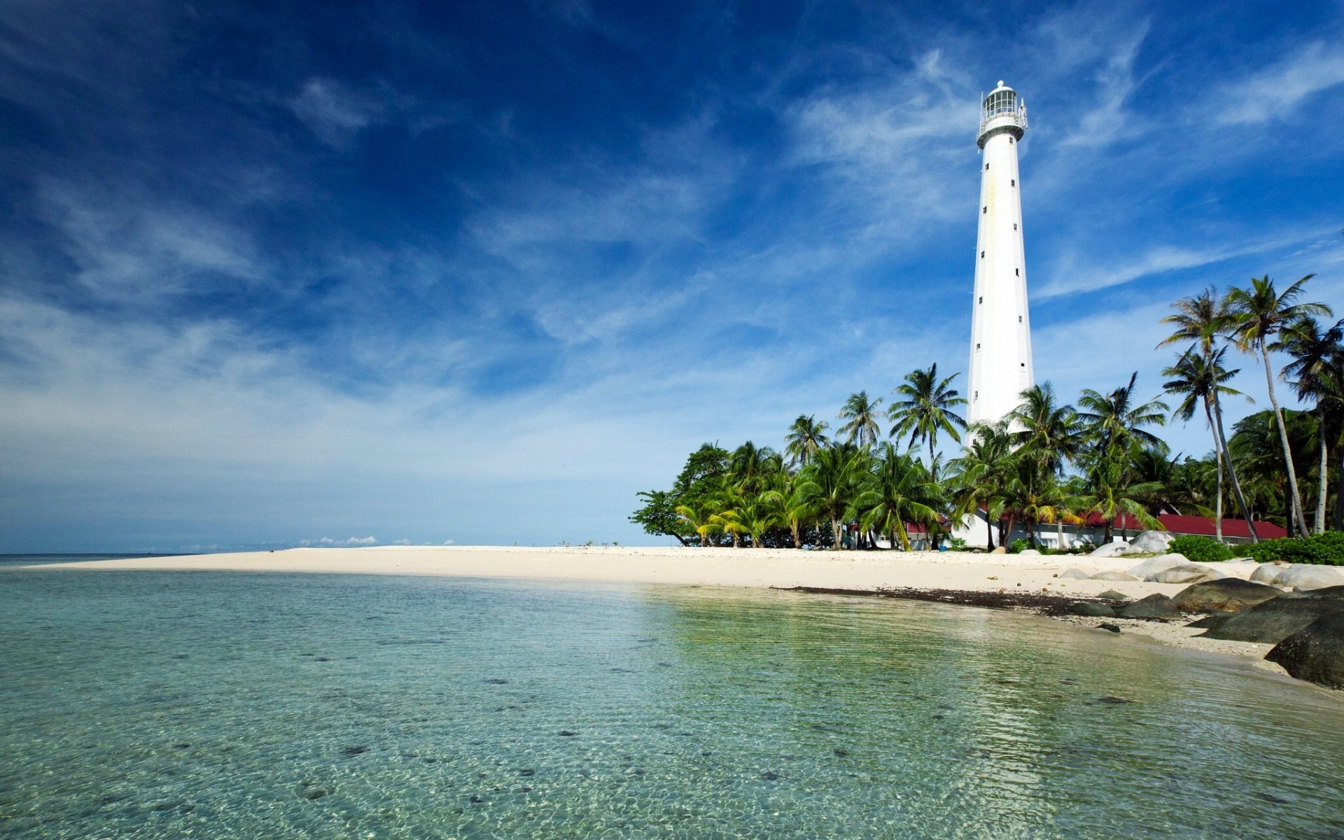 plaża tanjung kelayang wyspa belitung indonezja morze java belitung morze jawajskie latarnia morska wybrzeże palmy