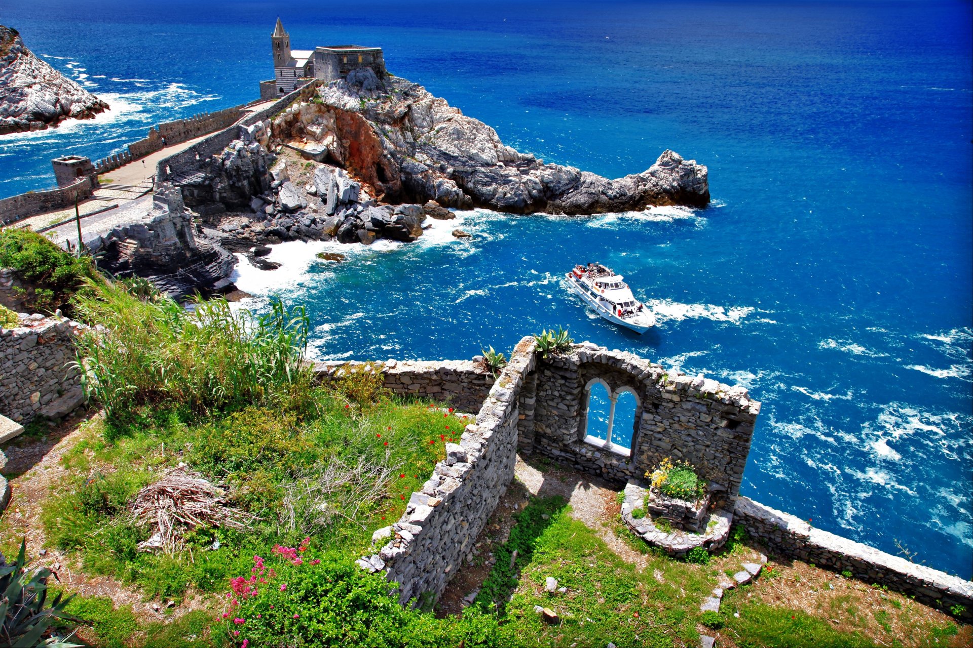 портовенере cinque terre италия сан-пьетро iglesia чинкве-терре церковь небо море катер развалины мыс цветы