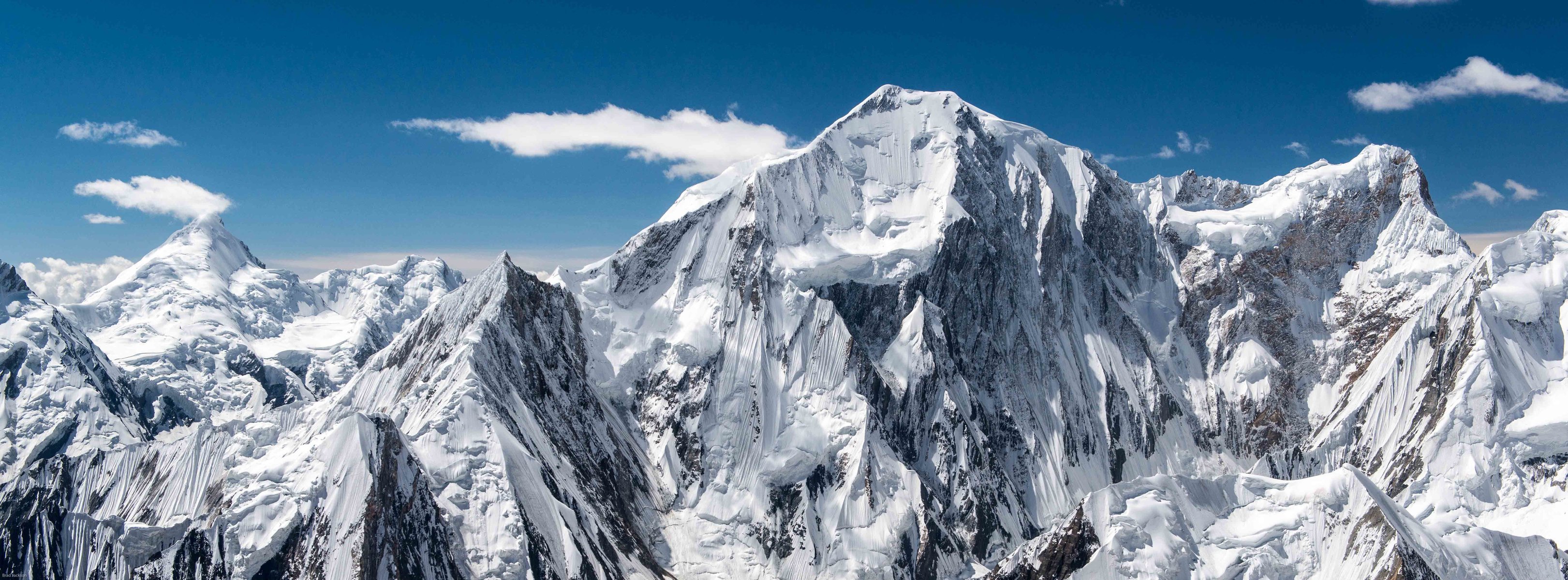 montagnes enneigées ciel nuages