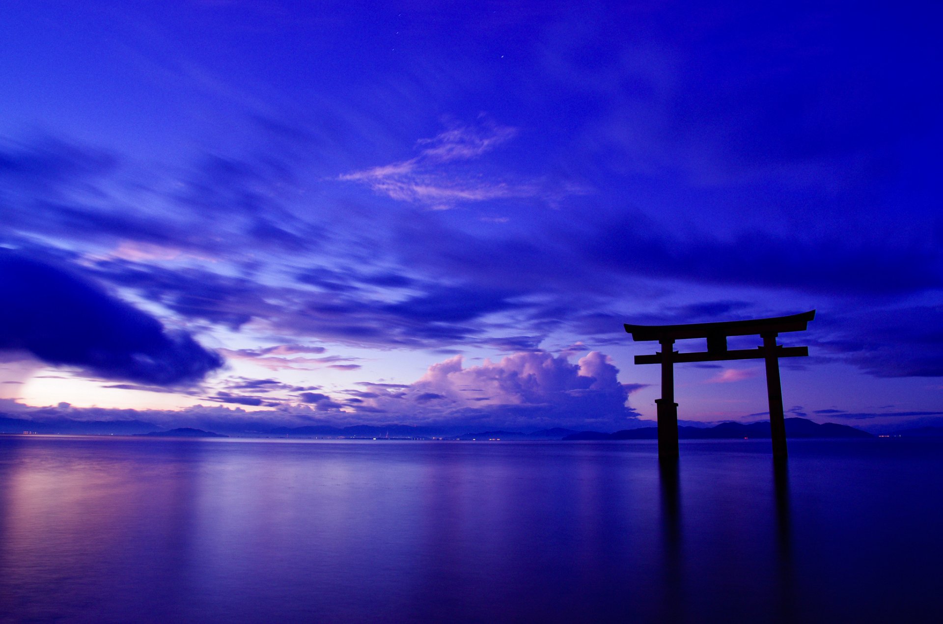 japonia ocean niebo chmury brama torii krajobraz